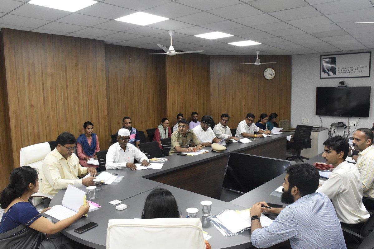 CollectorNav's tweet photo. આજરોજ આદિજાતિના ઈસમો પર થયેલ અત્યાચારના બનાવોની જિલ્લા તકેદારી અને મોનીટરીંગ સમિતિની બેઠક યોજાઈ.

@CMOGuj @InfoNavsariGoG https://t.co/JNt7SneQaS