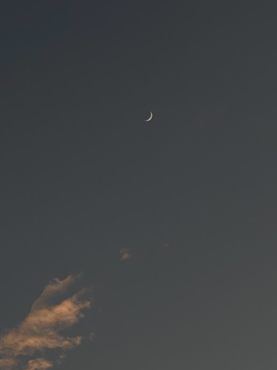 Binte_iilyas's tweet image. moon with sunsets is my favourite time of the day 🤍