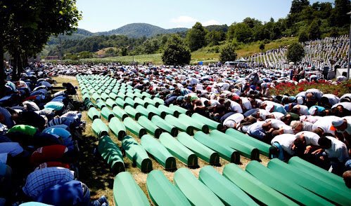 Srebrenica...

Bundan tam 29 sene önce, 1995 yılının temmuz ayında Bosna Hersek’in Srebrenica kentinde binlerce masum insanın, Ratko Mladić’in başlarında bulunduğu Çetnikler tarafından 'Birleşmiş Milletler ortaklığı ile' katledilişinin perde arkasına dair bir bilgi zinciri ⤵️
