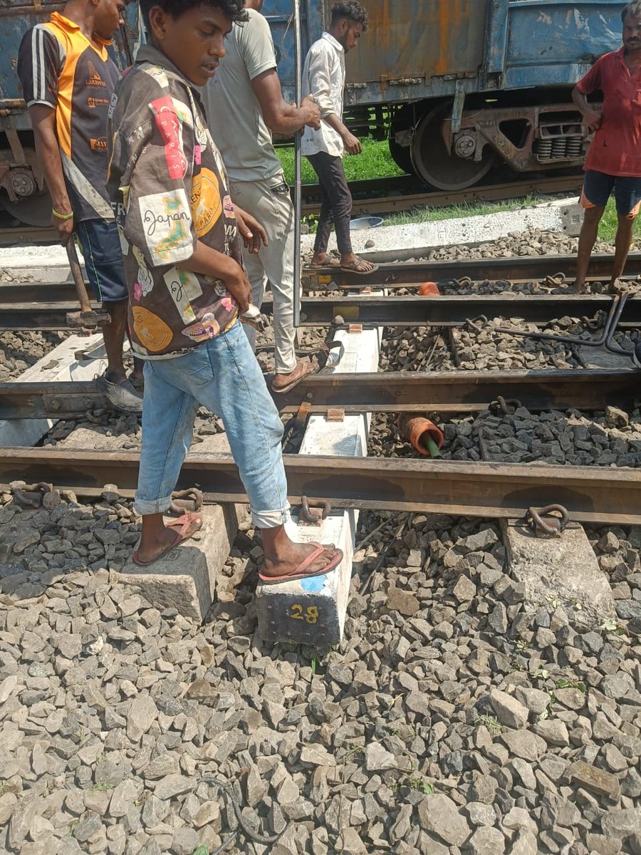 dcm_sr_Bhusawal's tweet photo. BSL Division prioritizes safety & stability!
Ongoing sleeper replacement work at Point no. 1621A, 1626B, and 1605 in BSL yard ensures secure & smooth train operations.
Critical maintenance for a safer rail system!
#BSLDivision #RailSafety https://t.co/bGi3bXIafw