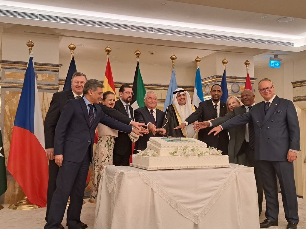 AustriainKuwait's tweet photo. Saying Goodbye 

The dean of the Diplomatic Corps in Kuwait gave a farewell reception for departing ambassadors. 
Handing over of a souvenir plaque to the Austrian Ambassador to the State of Kuwait Mr. Marian Wrba on the occasion of the end of his mission in Kuwait in August 2024 https://t.co/BCIeY1duA3
