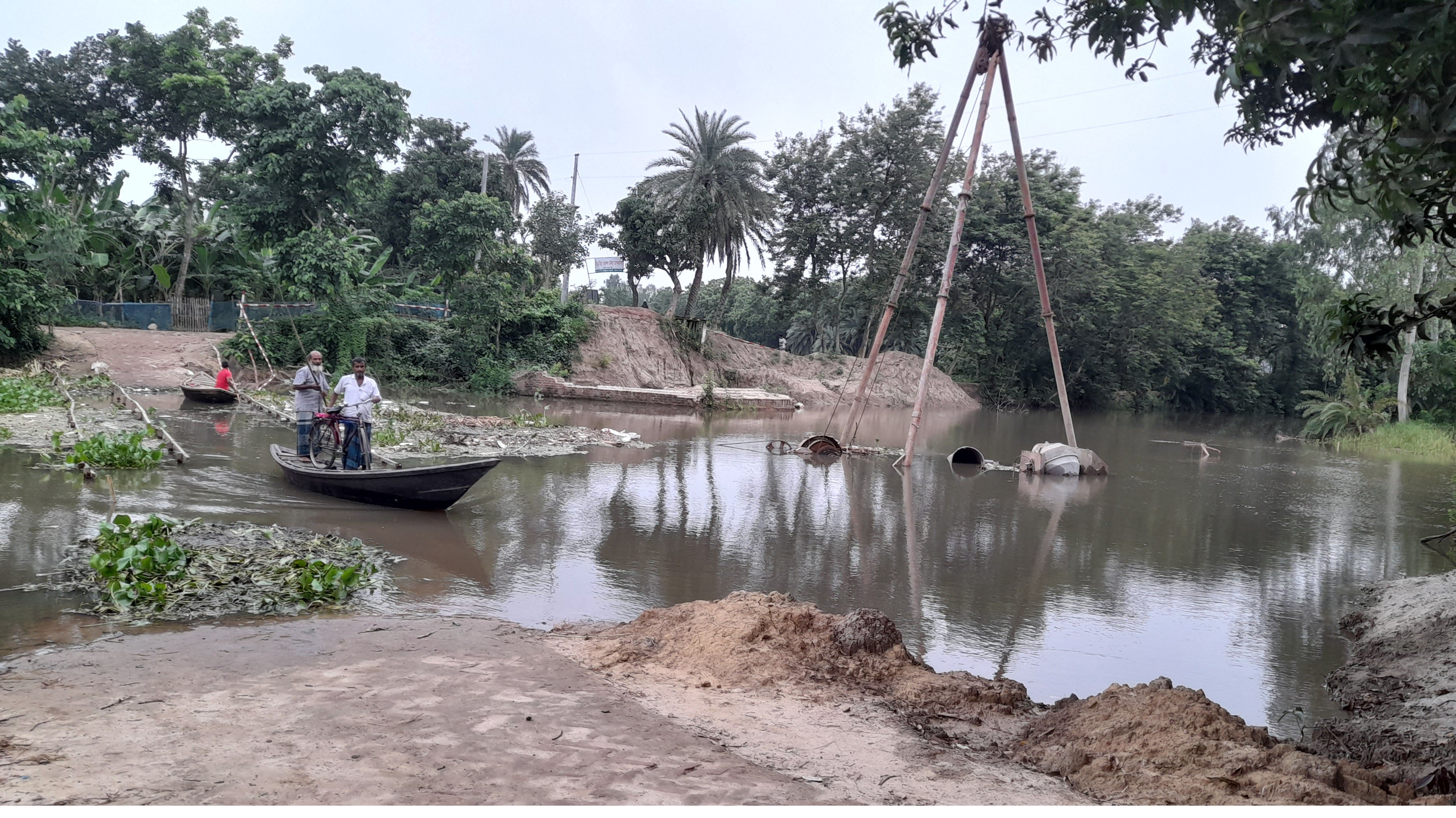 নওগাঁর আত্রাইয়ে নির্মাণাধীন ব্রিজের বিকল্প একমাত্র রাস্তা ডুবে যাওয়ায় জনদুর্ভোগ চরমে