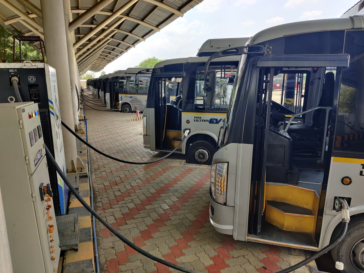 PmanifoldA's tweet photo. Our recent industry visit to NMC Nagpur was an enriching experience, giving our learners an in-depth look at the world of electric buses and sustainable transportation.
#IndustryVisit #EMobility #ElectricBuses #SustainableTransport #EVTechnology #PracticalLearning #InnovationInEV https://t.co/1ZUs2Qf78E