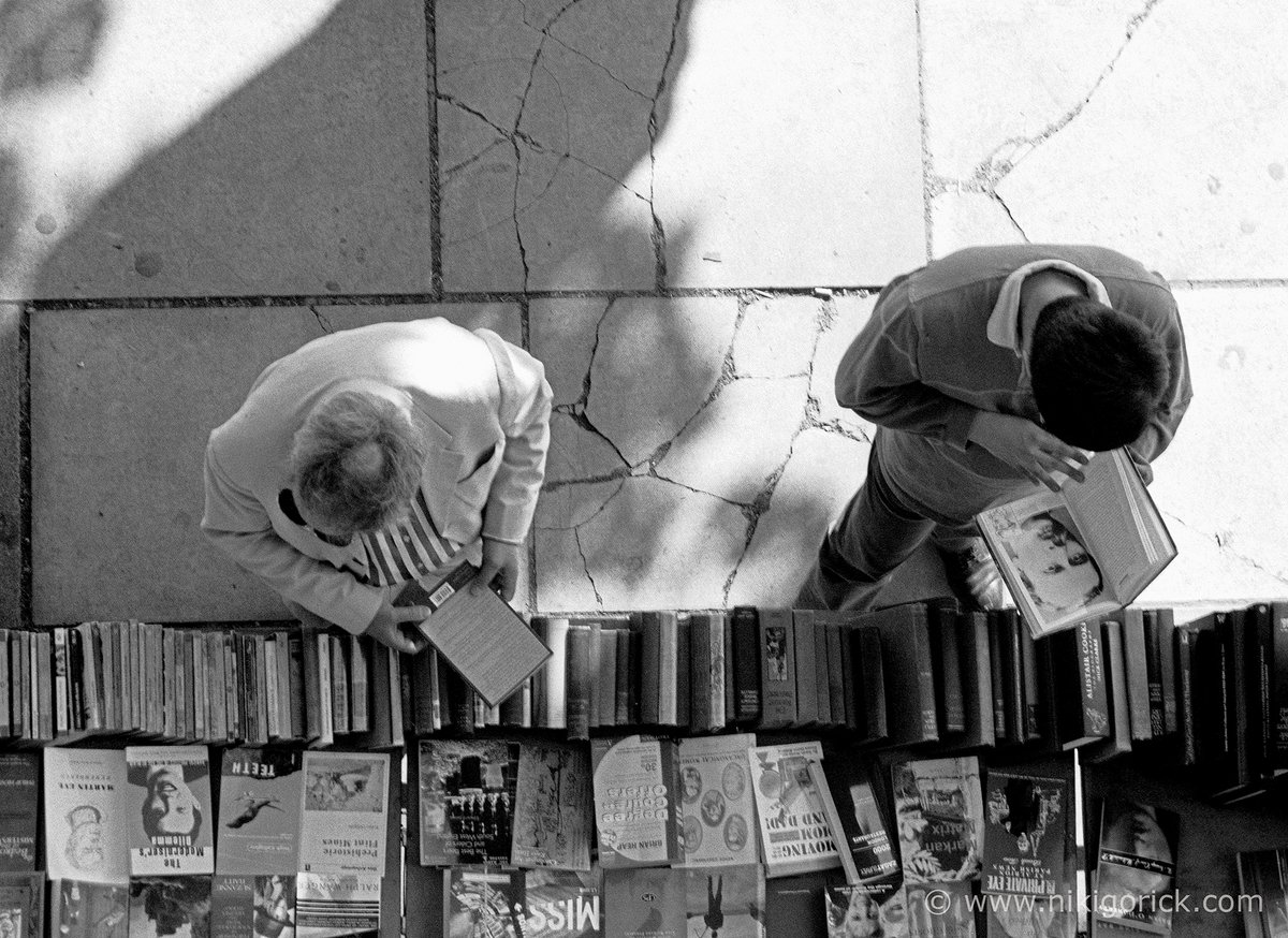 nikigorick's tweet photo. ‘The Times they are a-changin’ - 2000 to 2024. Hanging over the edge of Waterloo Bridge (with care), you can still see the #southbank 2nd-hand book market below. The pavement cracks might remain but there’s been a definite change in reading taste. #London #books #londonlife https://t.co/PTCRuiol7X