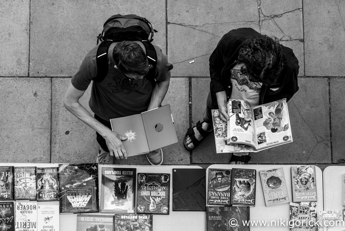 nikigorick's tweet photo. ‘The Times they are a-changin’ - 2000 to 2024. Hanging over the edge of Waterloo Bridge (with care), you can still see the #southbank 2nd-hand book market below. The pavement cracks might remain but there’s been a definite change in reading taste. #London #books #londonlife https://t.co/PTCRuiol7X