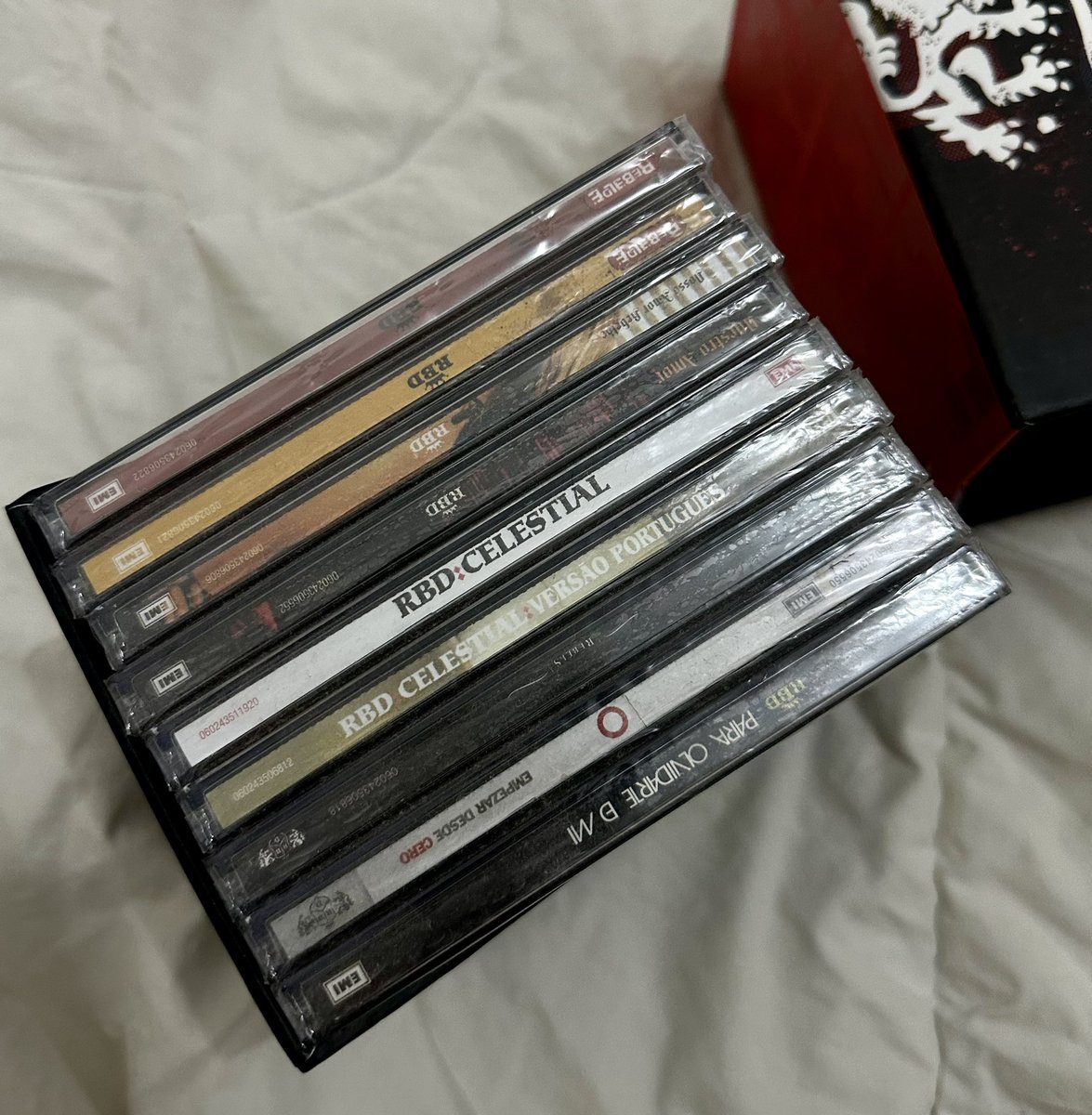 MafiaDulceMaria's tweet photo. Oii gente, to vendendo meu BOX de CDs do RBD porque to precisando muito do dinheiro, o Box foi aberto quando comprei, mas todos os CDs ainda estão lacrados, tudo 100% novo. Quem tiver interesse é só me chamar 🧡

E quem ajudaria muito com um RT ✨ https://t.co/kU9cATemn2