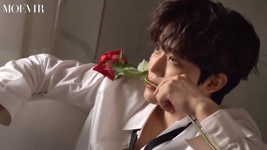 꽃이랑 같이 있을때 더 빛나는 아이돌 어떤데•••