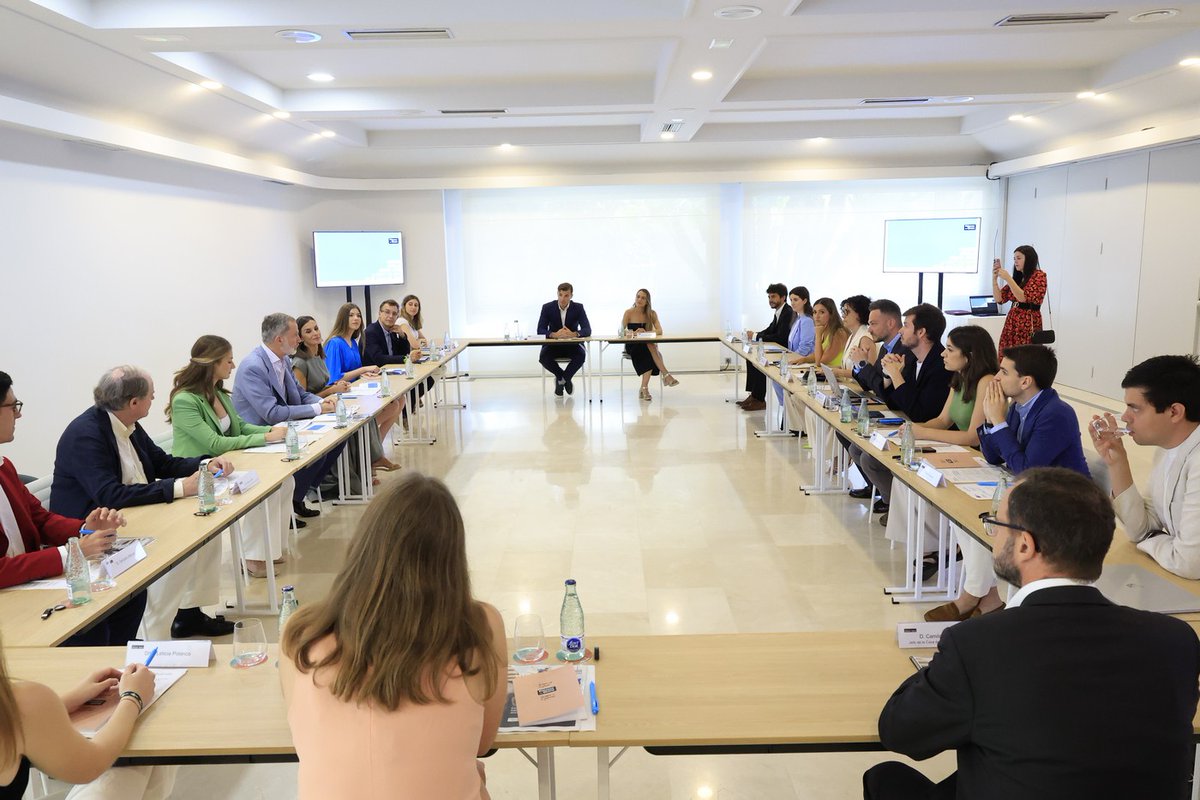 MalditaTech's tweet photo. Desde @MalditaTech, @Patriciaenverde forma parte del Consejo Asesor Joven de la @FPdGi, con el objetivo de buscar formas de apoyar y ayudar a los #jóvenes. Ayer tuvo lugar una reunión de trabajo con @CasaReal en la que se habló de #tecnología, redes sociales y bienestar emocional https://t.co/pJlkrd7toX