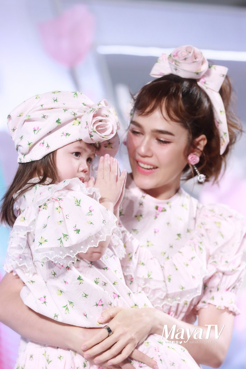mayaonline2002's tweet photo. ที่สุดของความน่ารักหนุบหนับสมมงตัวลูก!! #เจ๊เกล แบรนด์แอมบาสเดอร์ดาวน์นี่รุ่นเด็กคนแรกของโลกมาร่วมเปิดตัว #ดาวน์นี่ละมุน #ละมุนแน่แม่ๆชอบ กับคุณแม่ #ชมพู่อารยา ท่ามกลางครอบครัวและแฟนๆ ที่มารอเชียร์อัพอย่างอบอุ่น 

#DownyThailand  #แอบิเกลxDowny #แอบิเกล #MAYATVOFFICIAL https://t.co/scVn8eULL2