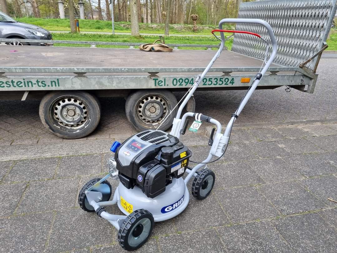 Groenesteintsnl's tweet photo. De kleinste maaiers van Grin zijn de maaiers met een maaibreedte van 37 cm. Met deze maaibreedte zijn er meerdere opties als het gaat om de aandrijving.

In onze showroom vind u de HM37 (Benzine uitvoering) en de BM37 (Accu uitvoering).
https://t.co/xeTNqSUwEs https://t.co/7Zk475UeL3