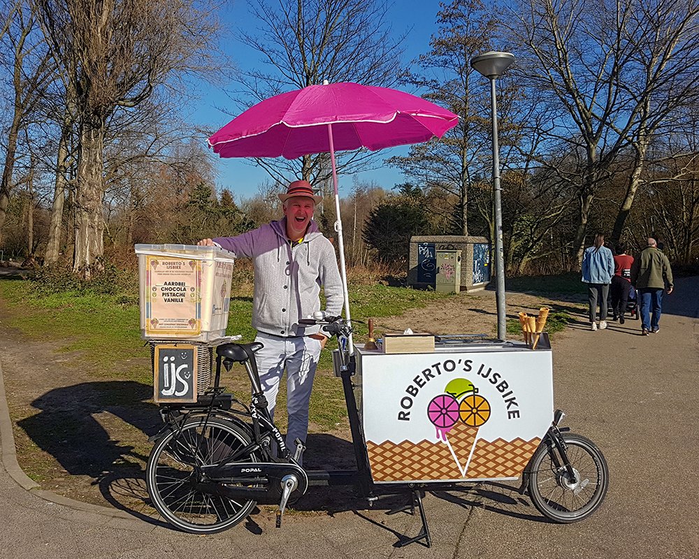 RobJorgFP's tweet photo. you just gotta love Roberto and his ice cream bike.
Only in Amsterdam 

#PhotoOfTheDay, #POTD, #DailyPhoto, #PicOfTheDay, #InstaPhoto, #SnapOfTheDay, #PictureOfTheDay, #PhotoChallenge, #PhotoDaily, #PhotographyOfTheDay #amsterdam https://t.co/2rGu2VN2KG