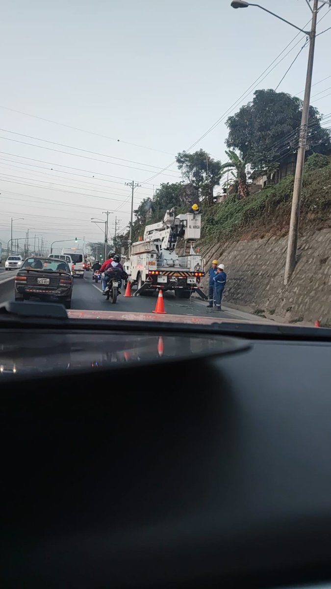 wachosm's tweet photo. @ATM_Transito @ATMGuayaquil  no les interesa el tráfico en la vía a Daule que no aparecen @CNEL_EP @servicioscnelep para ustedes la mejor hora de trabajar es cuando más tráfico hay que lindo servicio en que cabeza https://t.co/KOhAx0UV0h