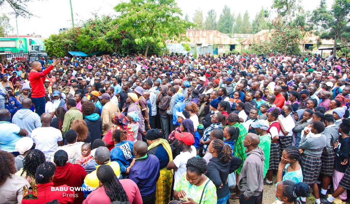 HEBabuOwino's tweet photo. Today we successfully distributed Bursary Forms to the Great People of Mihang’o Embakasi East Republic.Nitawachosa na kazi.Babu Kwa Sababu. https://t.co/8si6b8Bmoh