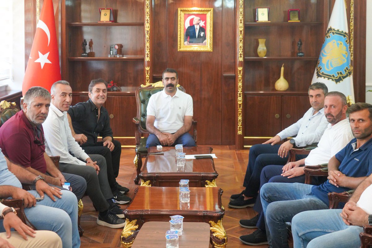 dimderorg's tweet photo. DİMDER olarak, Diyarbakır Büyükşehir Belediyesi Eşbaşkanı Sayın Doğan Hatun’u makamında ziyaret ettik. Bu ziyarette, şehrimizin ve bölgemizin gelişimine katkı sağlayacak projeler üzerine verimli bir görüşme gerçekleştirdik. https://t.co/hoG1SOXWz7