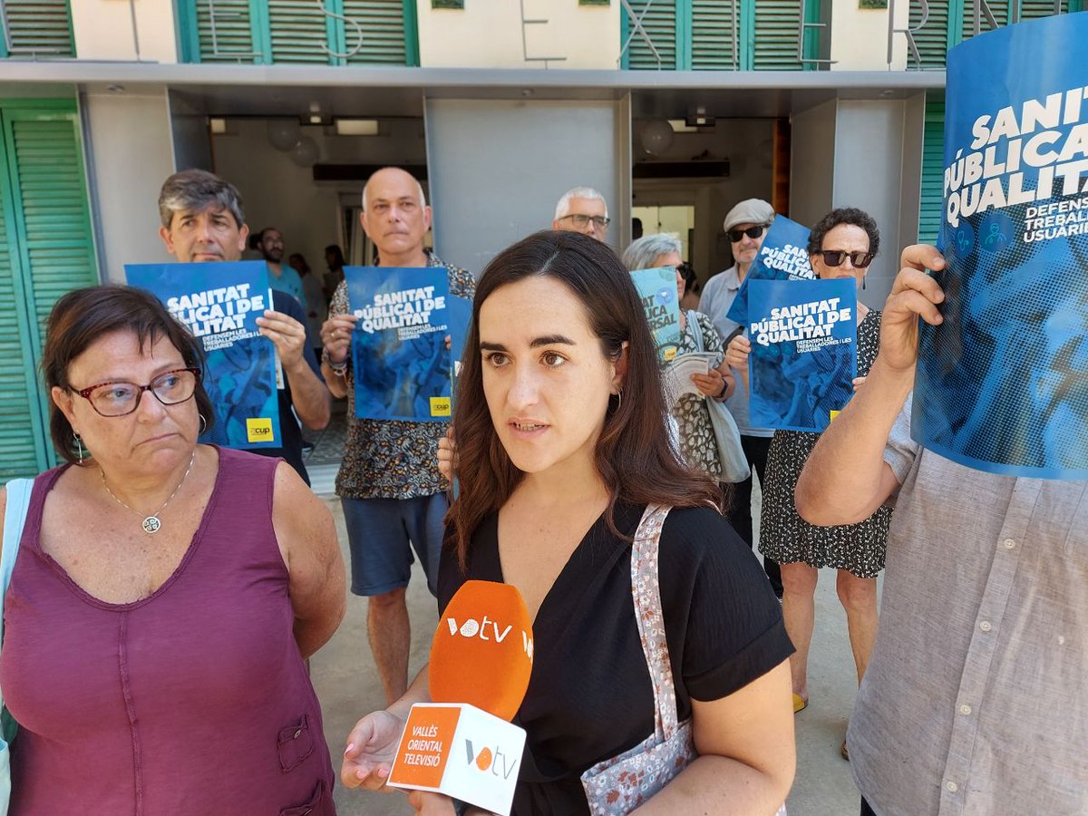 CUPGranollers's tweet photo. Defensem una sanitat 100% pública i de qualitat!

Aquest dijous hem estat a l'Hospital de Granollers denunciant el desmantellament i privatització de serveis

Urgeix internalitzar per a millors condicions d'atenció a la ciutadania i garantir drets de salut, socials i lingüístics https://t.co/OCNHKqY1Vg