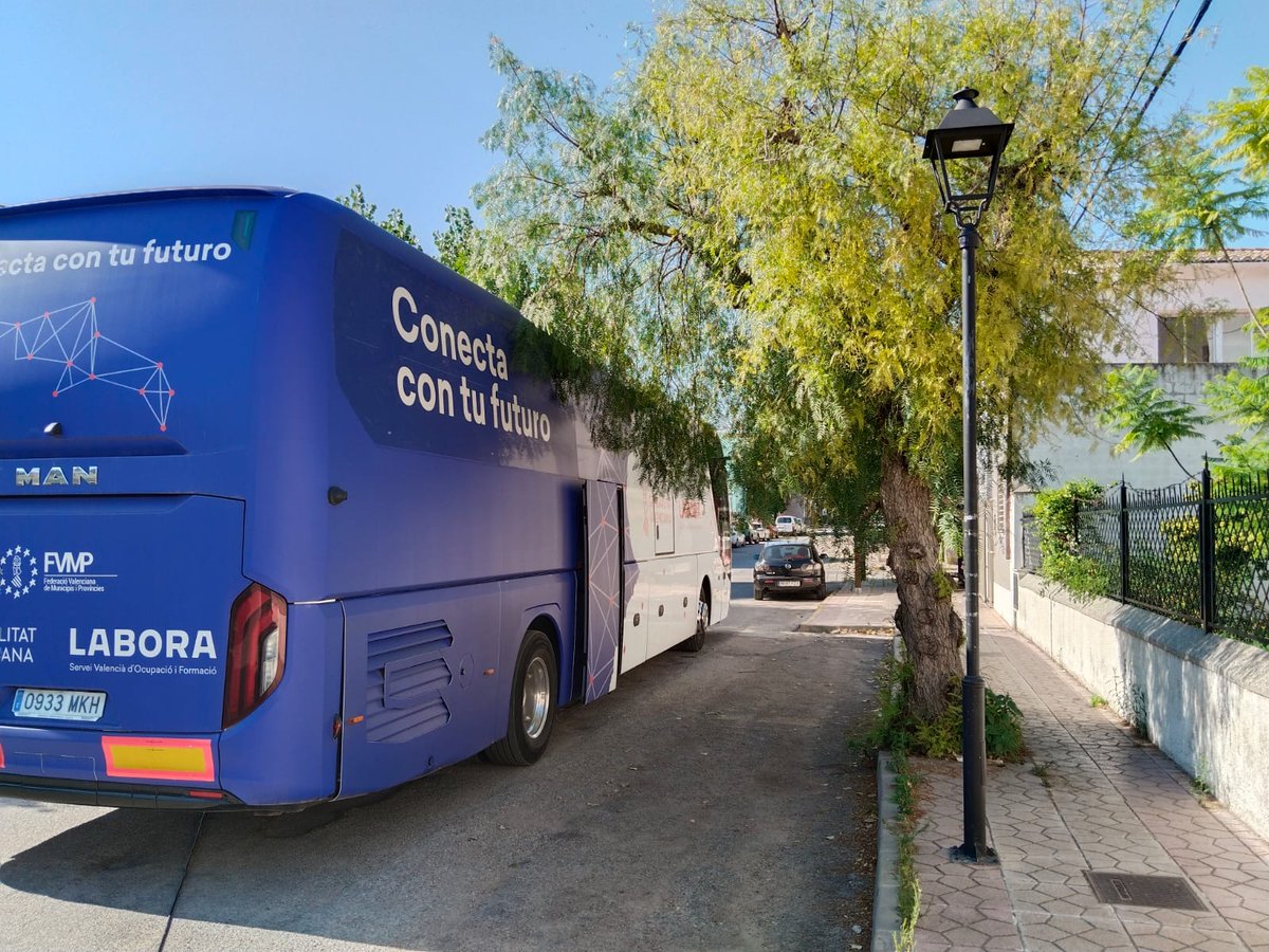 GVAlabora's tweet photo. 𝐇𝐮𝐢🚌 t'esperem en #ElbusdeLabora 𝐟𝐢𝐧𝐬 𝐚 𝐥𝐞𝐬 𝟏𝟖 𝐡, a:
📍 #Yátova
📍 #Benitachell
✅Què t'oferim?
👉🏽Buscar #treball o formació, renovar el #Darde , crear un #currículum ...
➡ Sense cita prèvia!
#SomLabora https://t.co/BVig8cKYVh
