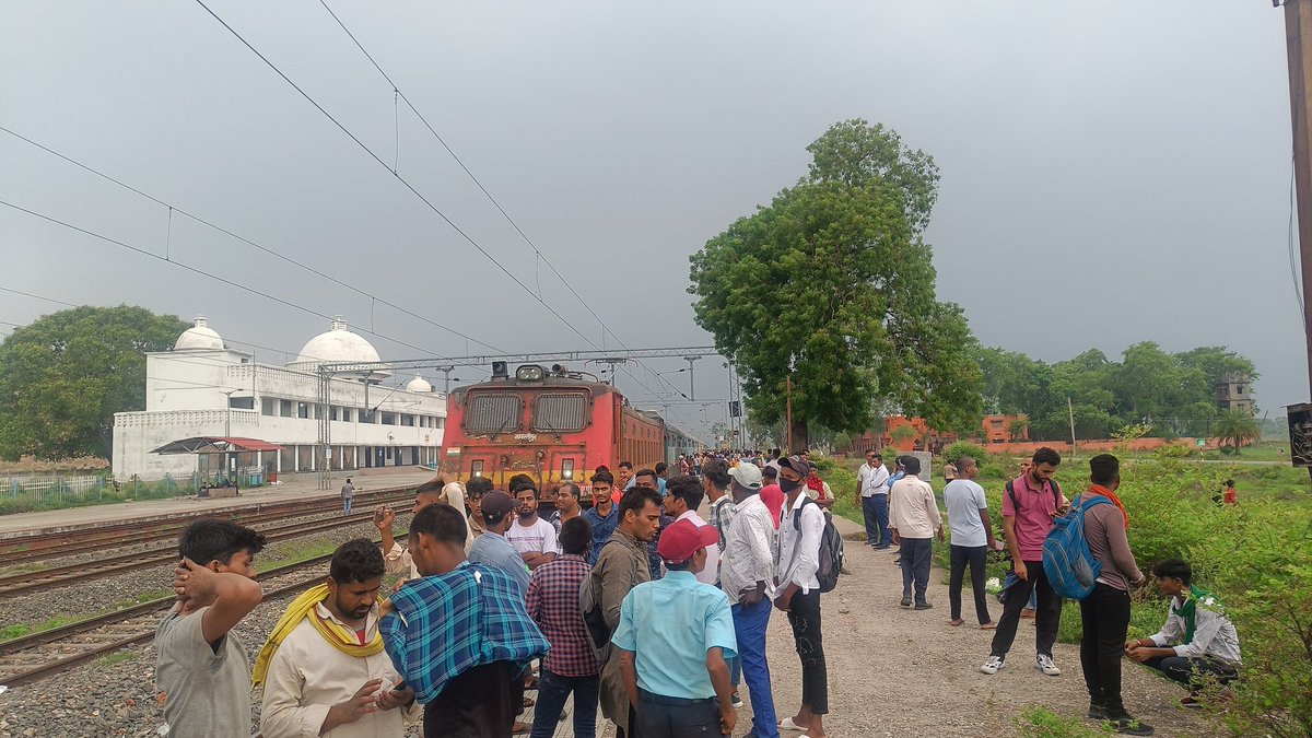 AkshayG50708024's tweet photo. @drmdnr @AshwiniVaishnaw @PMOIndia @ECRlyHJP @RailwaySeva @RailMinIndia गया - किऊल रेलवे लाइन में पैसेंजर की समय की कोई कीमत ही नही है । 107 किलो लाइन पूरा होने के बाद भी गया - जमालपुर 03616 जहा स्टॉपेज नही है वहां भी 30-60 मिनट रुक दी जाती है। जिससे हम यात्रियों को बहुत परेशानी https://t.co/CfHWX6naK9
