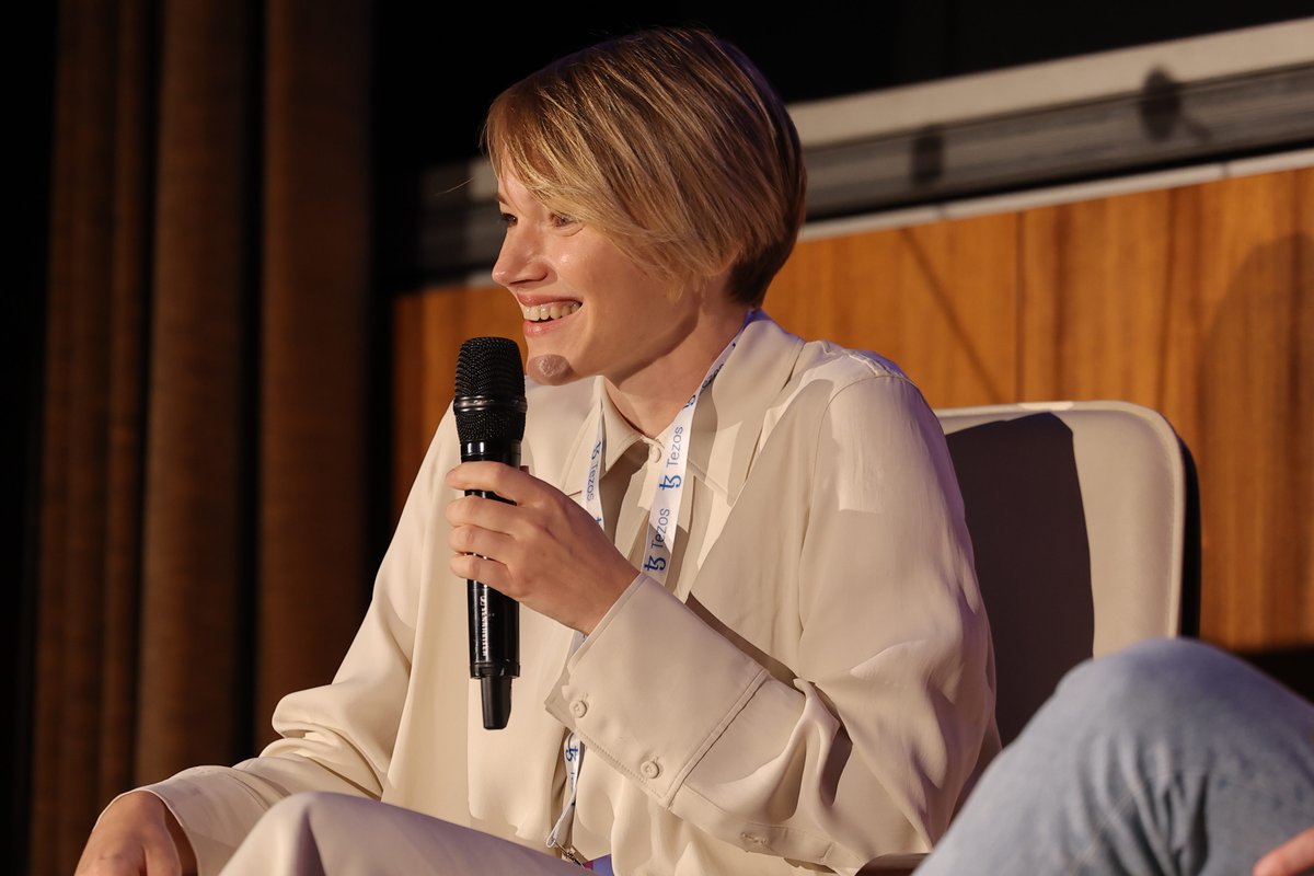 Happening now at #TezDev… 🔥

🗣️ Fireside Chat: World of Women — Empowering Communities with @Etherlink
👋 <a href="/thaika/">thaika</a>, <a href="/toomaie/">Toomaie</a>, and <a href="/nft_leen/">Leen</a>
🎤 Moderated by <a href="/beatkalipska/">beata.etherlink</a>