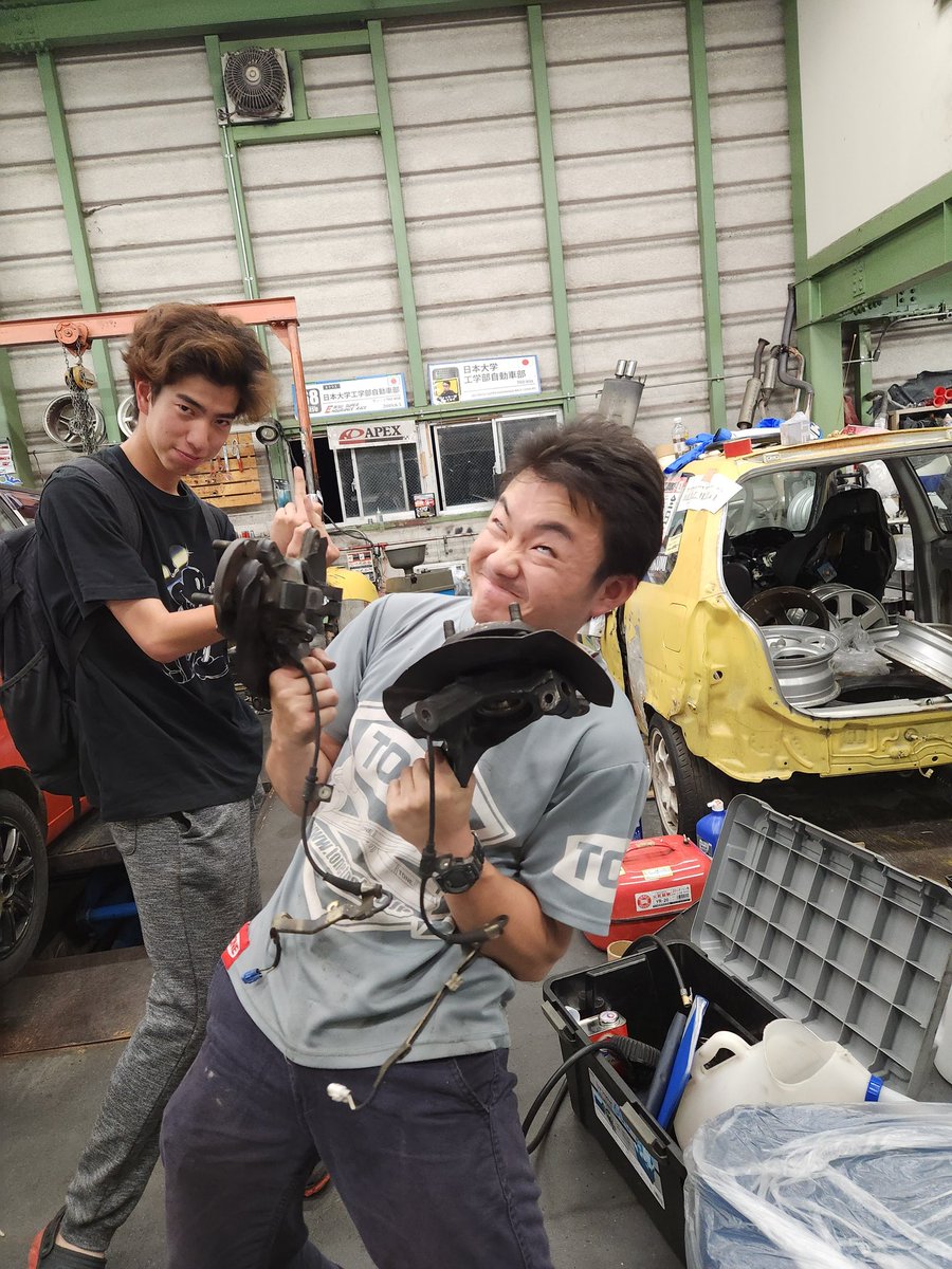 NUMC_61's tweet photo. お疲れ様です!
日本大学工学部自動車部です!!
今日はオイルパンの交換とハブのベアリング交換を行いました!!
#今日の自動車部 #NUMC
#今日の部長 #ハブ筋トレ #HA23V https://t.co/3jGw5nu8OS