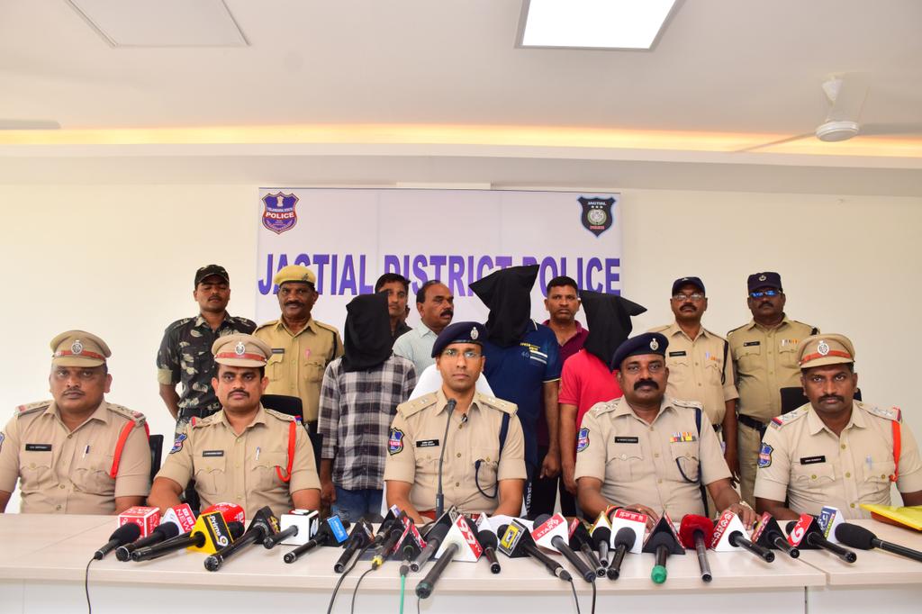 SpJagtial's tweet photo. Arrested Inter-State #Ganja Smugglers 

- Two inter-state Ganja smugglers and one local buyer arrested.
- 6.03 kg of Ganja worth ₹1.2 lakh seized.
- Ganja eradication efforts has been  initiated by #JagtialPolice..
@TelanganaCOPs @TG_ANB
#MissionParivarthana #AntiDrugCommittee https://t.co/2J0S0gFw7W