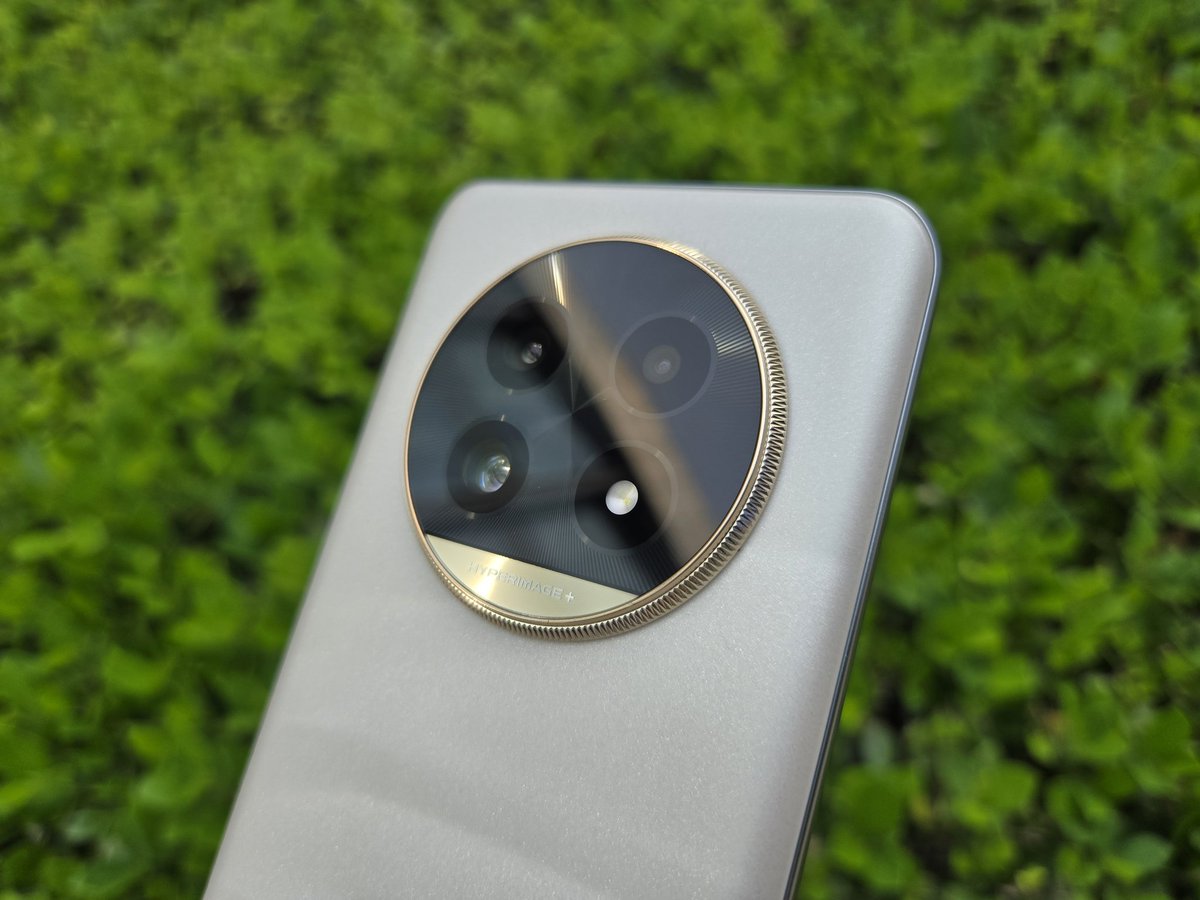 Slim, light, and a gorgeous look! This is the Realme 13 Pro+ in Monet Gold colourway. What do you guys think about the design? 🤔
.
#realme13ProSeries5G