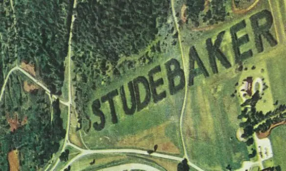 reflectivemaths's tweet image. The Studebaker company made their name in pine trees.
How wide is this sign?
How many trees?
#CoreMaths