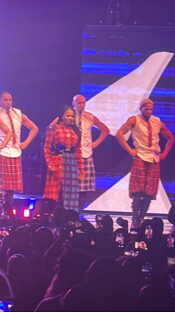 idreamofnellie's tweet photo. Saw @JanetJackson in concert last night… I don’t even have the words 😍🥰 https://t.co/yBPjNzeKm7