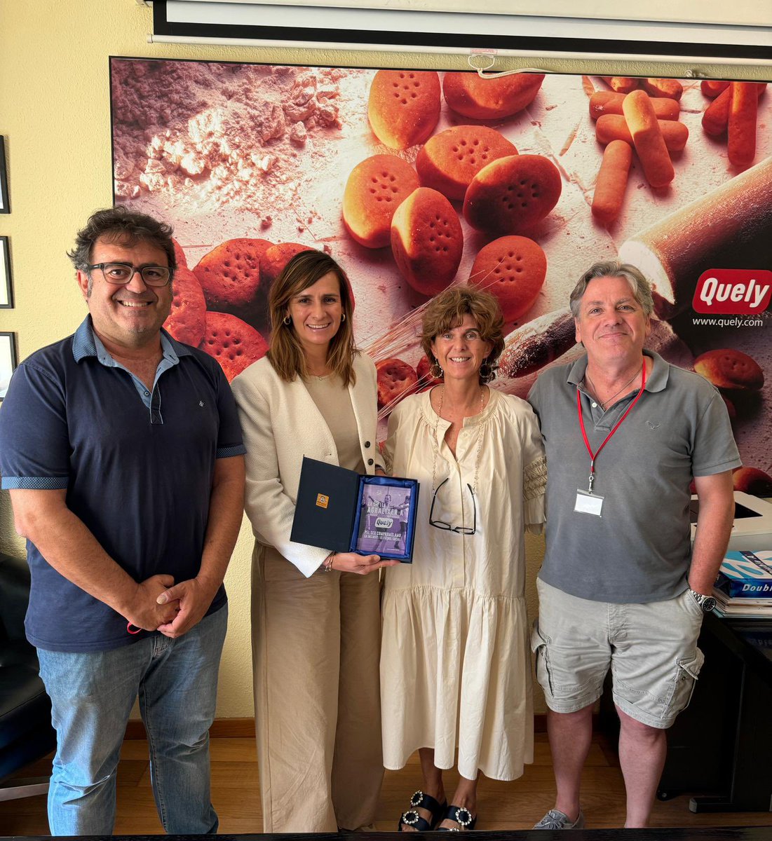 🤝 Muchas gracias a @galletasquely por el apoyo  <a href="/FFIB_oficial/">FFIB</a> 

No pudieron acompañarnos en la clausura de la Lliga Insuperables, así que hemos ido a entregarles un detalle por su ayuda

📸 Se lo han entregado los responsables de la Fundació a Paula Doménech y Matxalen Fernández