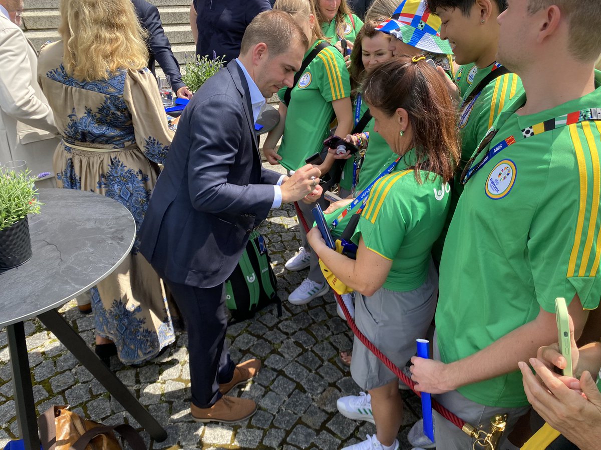 Die Autogramme vom 2014er Weltmeister Philipp Lahm stehen immer noch hoch im Kurs. Lahm &amp; Co. danken bei einem Empfang in München hunderten Volunteers. #EURO2024 #dpareporter