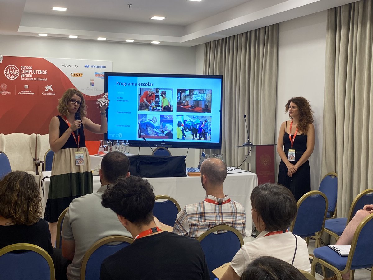 ucc_complutense's tweet photo. Vaya segunda mañana de curso más intensa (y divertida) con nuestros tres talleres de

📲RRSS con @beatrizcalidad 
🎙️Entrevista con @EscuderoRoman 
🐘Talleres con @tgalgar y @RocioDeIriarte 

¡Formadores de lujo!

¿Os está gustando el curso #RetosDivulgaciónUCM? #CursosVeranoUCM https://t.co/15NyaIqwbu