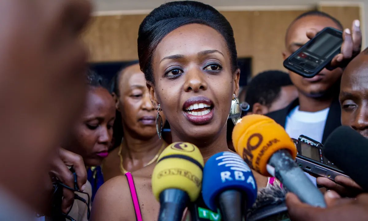 Mpora mbibabwira ko Kagame ari coward

Gusa iyo bigeze kuri aba badamu bombi abatinya bitangaje

- muribuka yita Diane Rwigara “Agakobwa”
- ejo bundi yise Ingabire “Akagore”

kagame kubatuka abiterwa n’ubwobwa aterwa n’aba bategarugori