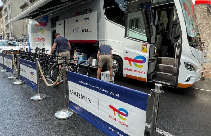 PROFE_RESTREPO's tweet photo. #tourdefrance2024 
11 bicicletas robadas al @TeamTotalEnrg valen 160 mil euros. La policía francesa en pesquisa para encontrar los elementos de https://t.co/QL7tAGOtew etapa 12 rumbo al sprint con fuga de 4, con Abrahamsen y Turgis, pero sin Morkov y Jakobsen que abandonaron https://t.co/1YYozxDyxk