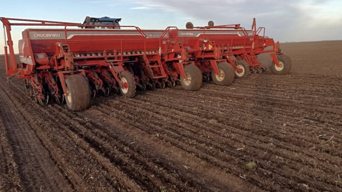 BumperCrop1's tweet photo. No teníamos temperaturas tan bajas durante la siembra de trigo desde el año 1991, si no me equivoco.
Avanza la siembra con la última variedad, SY 211 de @BuckSemillas en Adolfo Gonzales Chaves. https://t.co/0FHIVsKlf4