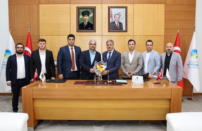 Dernek yönetim kurulu olarak Sakarya Büyükşehir Belediye Başkanı Sn. Yusuf Alemdar'ı makamında ziyaret ettik. 

#sakarya #sbb #büyükşehirbelediyesi #samib #makina #ziyaret