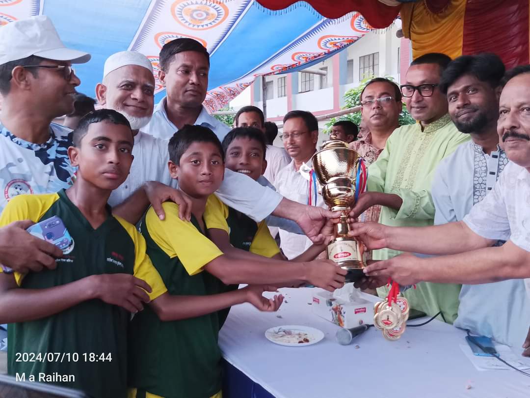 মাদারগঞ্জ উপজেলা পর্যায়ে জাতীয় গোল্ডকাপ ফুটবল টুর্নামেন্ট চ্যাম্পিয়ন চরগোলাবাড়ি সরকারি প্রাথমিক বিদ্যালয়