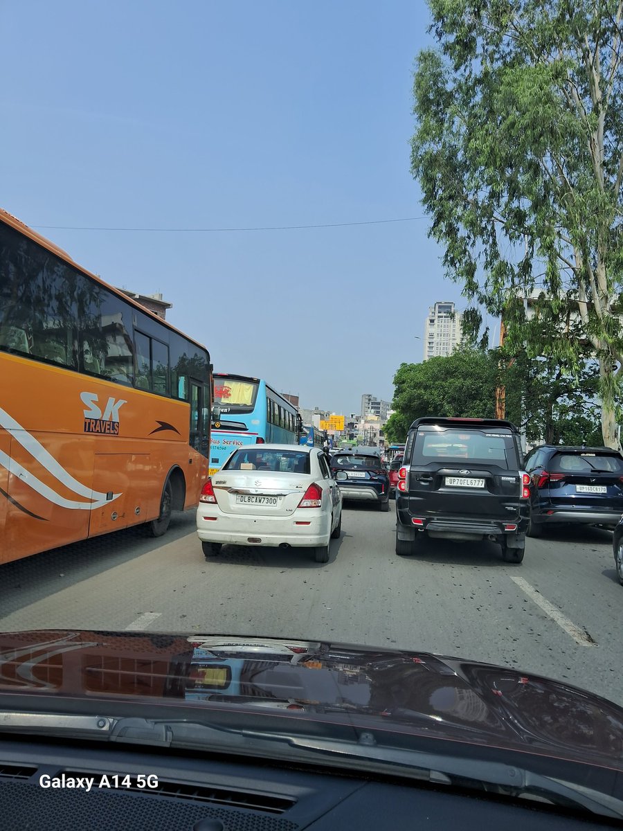 vakilspeaks's tweet photo. @noidatraffic would u plz look into dis as it's routine jam near Challera underpass (near botanical garden) on Dadri Road. Hundreds of commuters r forced 2 face  this, wasting their time, especially during  morning rush hours. This is because of parked roadside buses n rickshaws. https://t.co/lInR9CQXIc