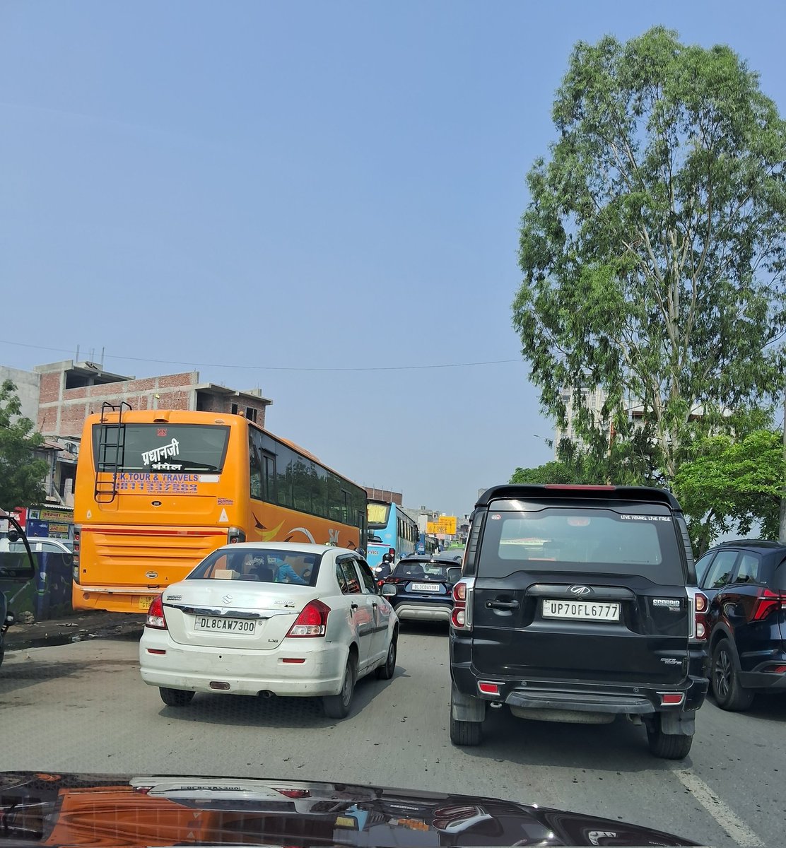 vakilspeaks's tweet photo. @noidatraffic would u plz look into dis as it's routine jam near Challera underpass (near botanical garden) on Dadri Road. Hundreds of commuters r forced 2 face  this, wasting their time, especially during  morning rush hours. This is because of parked roadside buses n rickshaws. https://t.co/lInR9CQXIc