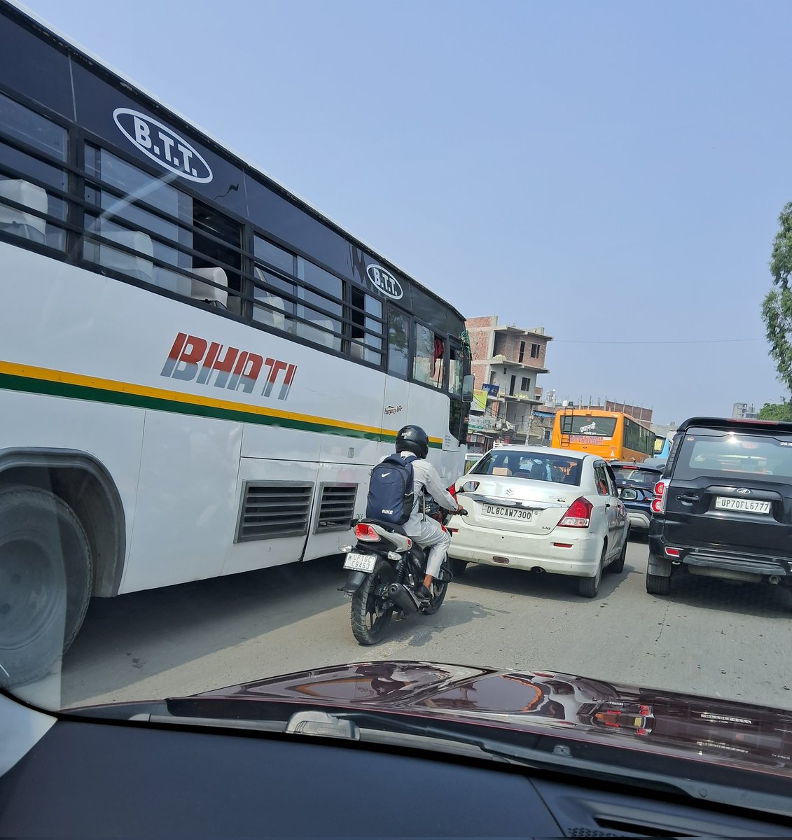 vakilspeaks's tweet photo. @noidatraffic would u plz look into dis as it's routine jam near Challera underpass (near botanical garden) on Dadri Road. Hundreds of commuters r forced 2 face  this, wasting their time, especially during  morning rush hours. This is because of parked roadside buses n rickshaws. https://t.co/lInR9CQXIc