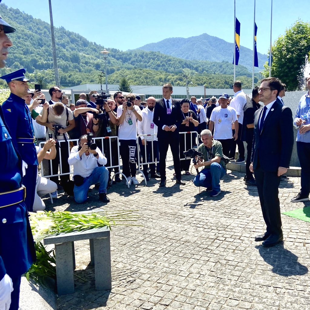 _FrancoisDelmas's tweet image. À Srebrenica. La France n'oublie pas.

Nous honorons la mémoire des victimes du génocide au côté de leurs familles et des survivants.