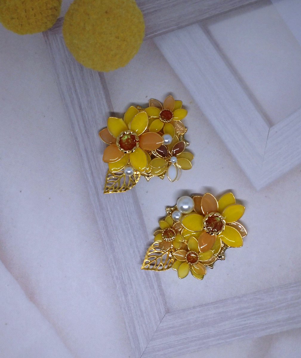 skyblue5775's tweet photo. ひまわりのヘアクリップと
ブローチ作成いたしました(ポニーフックにも変更可能です)

あつ～い💦💦夏の日常に彩りを🌻 https://t.co/XIdGl09jHa