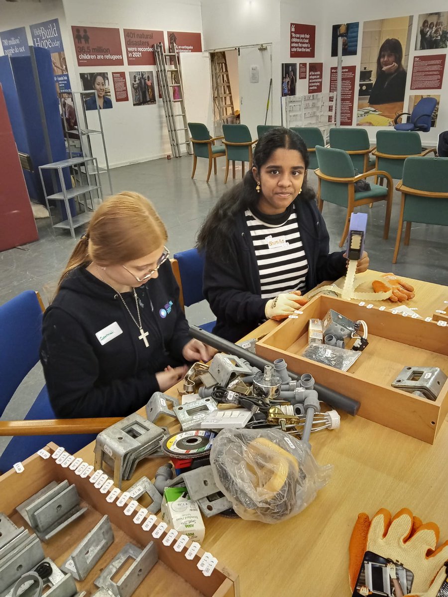 rushden_academy's tweet photo. Belfast Day 3: Our students have been working their socks off at the projects: gardening, decorating, sorting donations & even learning how to lay carpet! We got to visit the Peace Wall and left our own messages of peace and hope. #TeamRushden #RASAS #GraceFoundation #Ethos https://t.co/fSutRC1qzt