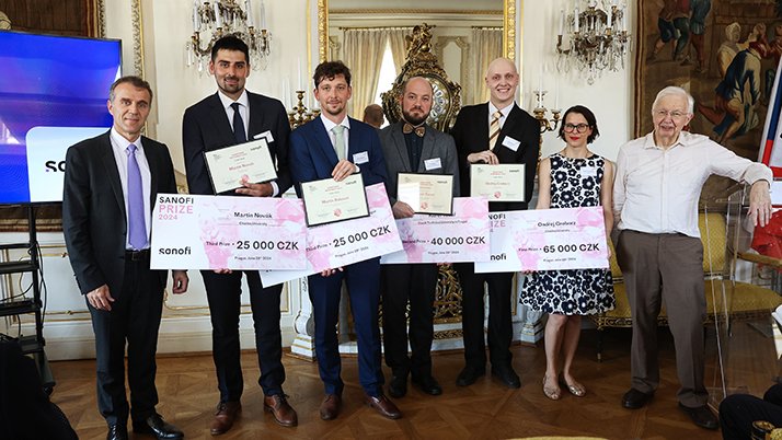 🏆 RNDr. Martin Novák, Ph.D. zaznamenal úspěch v prestižní soutěži Cena Sanofi za farmacii se svým projektem zaměřeným na studium nových látek odvozených od takrinu, které jsou využitelné v terapii Alzheimerovy nemoci. 

Gratulujeme! 

🌐 faf.cuni.cz/Verejnost/Zpra…