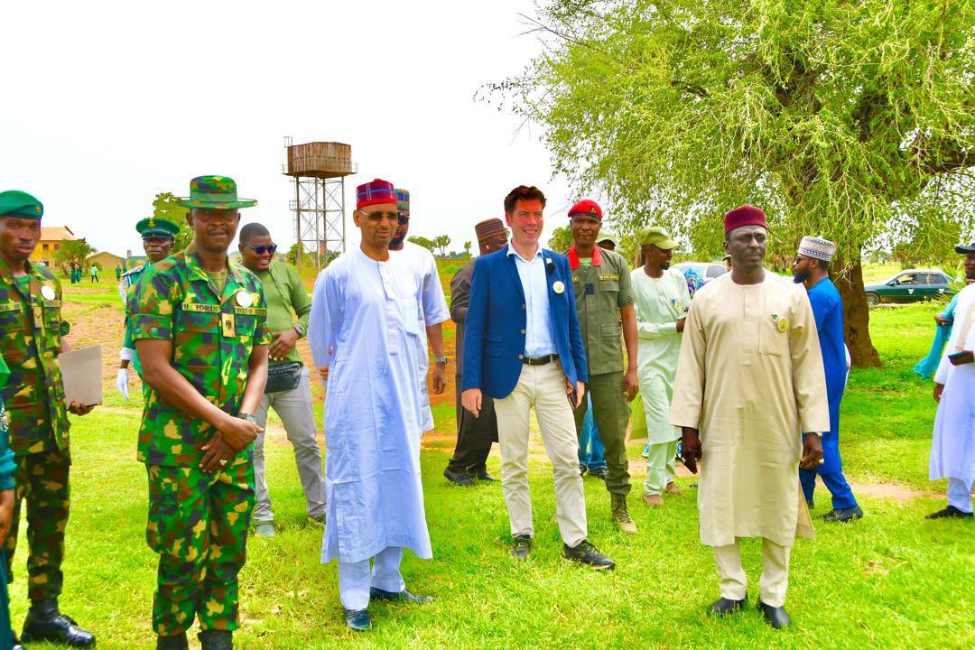 ggwnigeria's tweet photo. In attendance is the Governor of Kano state ably represented by the Commissioner of Ministry of Environment and Climate change Kano state, Nasiru Sule Garo at Janguza Barracks under the leadership of Major Haruna Idris. #GGWDay2024 https://t.co/lUJpFoZyNA
