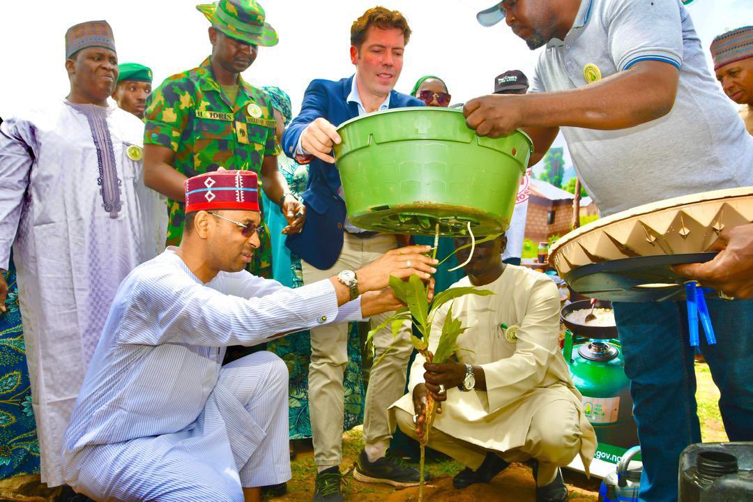 ggwnigeria's tweet photo. In attendance is the Governor of Kano state ably represented by the Commissioner of Ministry of Environment and Climate change Kano state, Nasiru Sule Garo at Janguza Barracks under the leadership of Major Haruna Idris. #GGWDay2024 https://t.co/lUJpFoZyNA