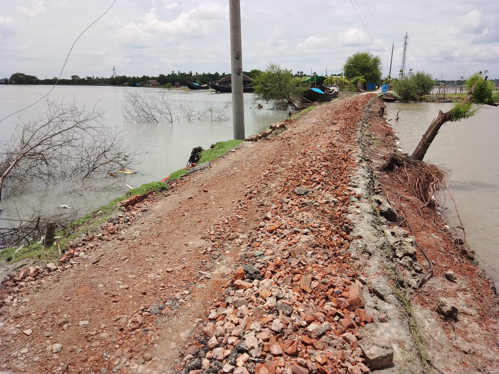 বাগেরহাটের রামপালে ঘূর্ণিঝড়ে ক্ষতিগ্রস্ত রাস্তা নিজস্ব অর্থায়নে সংস্কার করলেন ব্যবসায়ী সাইফুজ্জামান