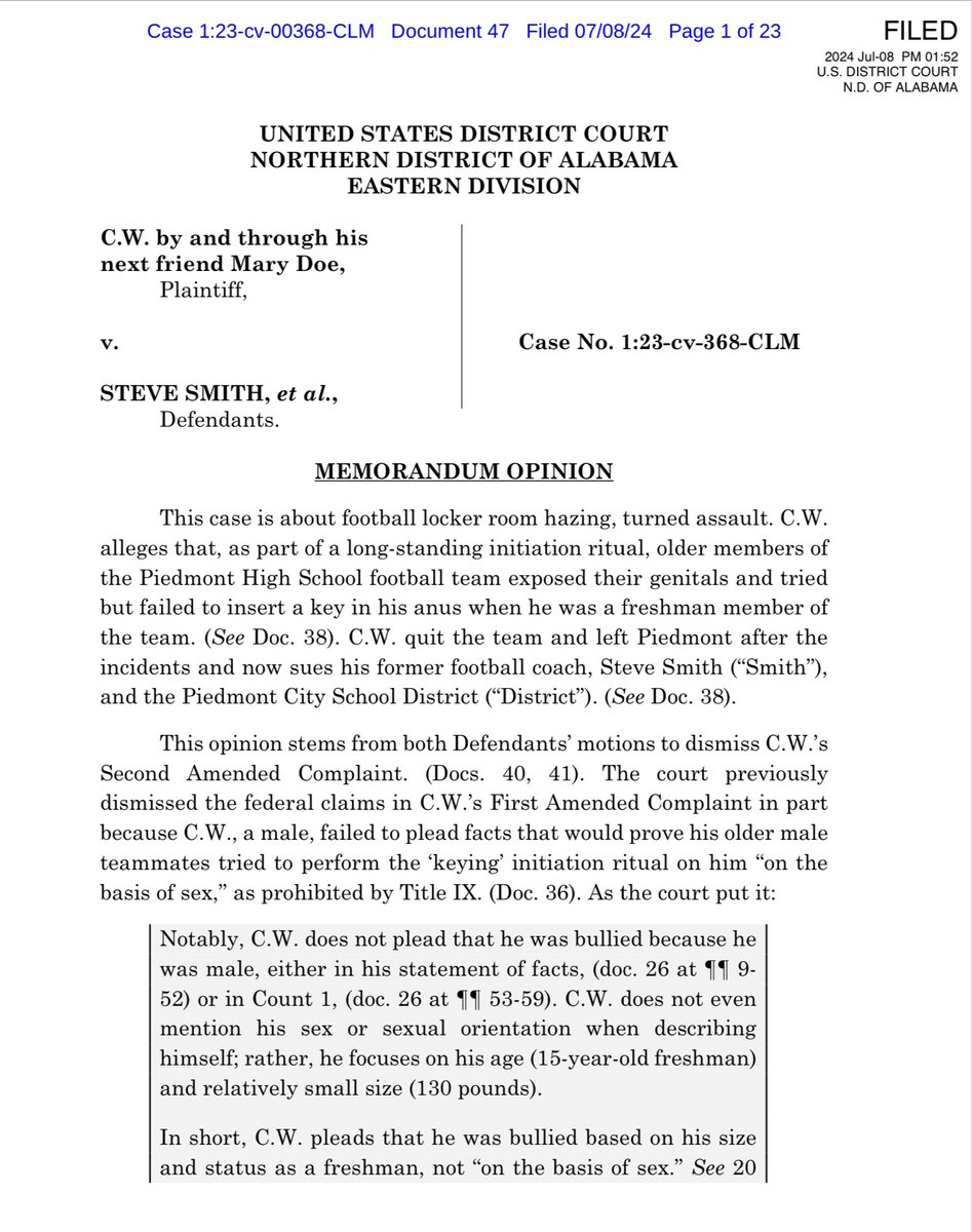 Uma ação inusitada chamou a atenção nos Estados Unidos.

Um estudante do ensino médio foi à justiça por conta de um trote que sofreu. Mas não foi qualquer trote.

Para entrar no time de futebol americano de uma escola no Alabama, os veteranos do time resolveram mostrar a
