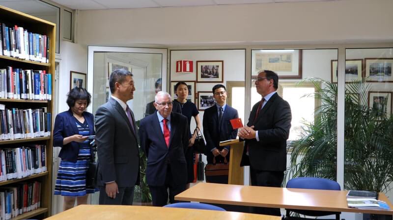 MEDAC was honoured to welcome a delegation from the People's Republic of China 🇨🇳 
led by Vice Minister Mr LU Kang. This visit served as an opportunity to discuss and exchange views on contemporary international relations and diplomacy.