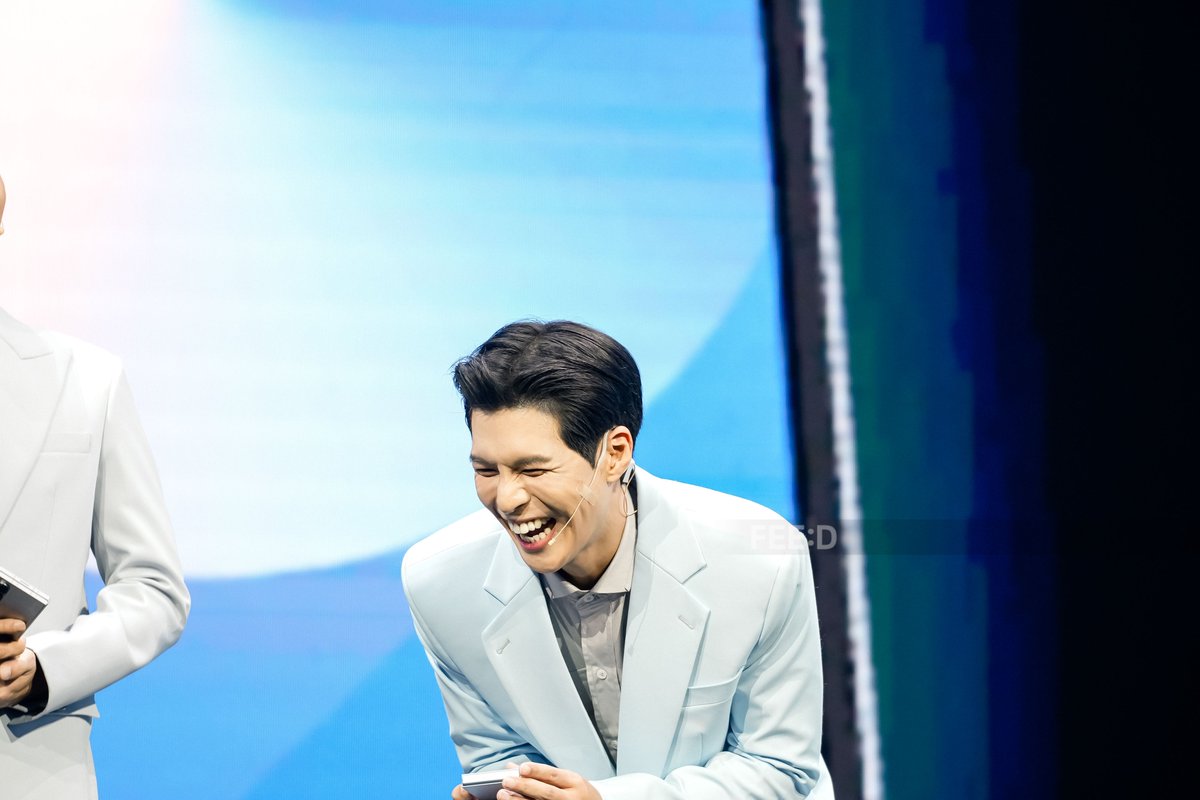 feed_4_future's tweet photo. จริงๆ น่ารักมาก "คัลแลน–พี่จอง" เขินถูกชมใส่สูทหล่อ ขอบคุณทุกโอกาสที่เข้ามา 
.
นอกจากนี้สองหนุ่มยังเผยถึงเรื่องที่เอฟซีเป็นห่วงเวลาออกทริปแต่ละครั้ง พี่จอง กลายเป็นผู้ประสบภัย ล่าสุดโดนนกจิก เจ้าตัวบอกตกใจแต่ไม่เจ็บมาก จากนี้พวกเราจะระวังมากขึ้นครับ
.
ชมภาพทั้งหมดที่นี่ : https://t.co/2zHBLWPiWJ
.
#FeedForFuture 
#คัลแลนพี่จอง #พี่จองคัลแลน #คัลแลน #พี่จอง #ใจฟู
#컬렌cullenhateberry 
#hateberry
#cullenhateberry