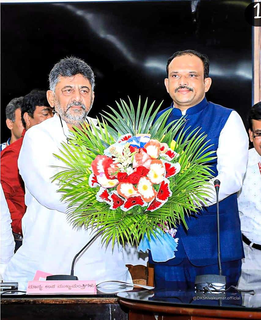 Basananagouda's tweet photo. ವಿಧಾನ ಪರಿಷತ್ ಸದಸ್ಯರಾಗಿ ನಮ್ಮ ನೆಚ್ಚಿನ ನಾಯಕರು ಶ್ರೀ ಬಸನಗೌಡ ಬಾದರ್ಲಿ ಅವರು ಇಂದು ವಿಧಾನಸೌಧದಲ್ಲಿ ಪ್ರಮಾಣ ವಚನ ಸ್ವೀಕರಿಸಿದ್ದು, ಅವರ ಮುಂದಿನ ರಾಜಕೀಯ ಜೀವನ ಚೆನ್ನಾಗಿರಲಿ ಎಂದು ಶುಭ ಹಾರೈಕೆ.

Finally BB MLC
#siddaramaiah
#DK #congress #Karnataka https://t.co/un3yWY9D9a