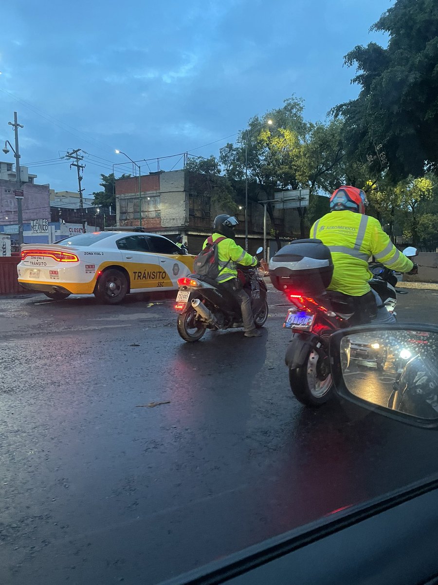 youmarco's tweet photo. @OVIALCDMX nuevamente el reversible en Fray Servando abriéndolo tarde ya con la fila enorme de autos con la idea de que a las 6 debe estar totalmente abierto. https://t.co/ep5JHvJw9R